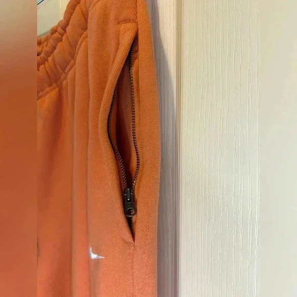 🧡”Nike” NWT Men’s Solo Swoosh Fleece Joggers w/ Zip Pockets and Drawstring Waist - Picture 4 of 16